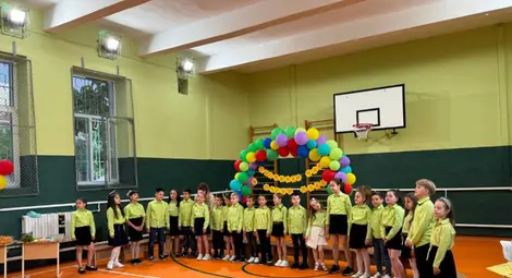 В ОУ &bdquo;Иван Вазов&ldquo; отпразнуваха края на учебната година за първокласниците в ремонтирания физкултурен салон
