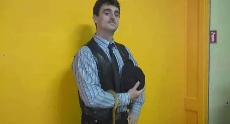 Кметът, който не се плаши да облече рокля и да заголи крака