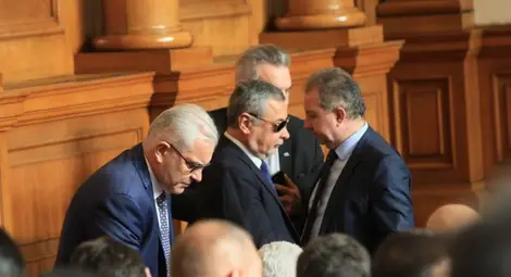 Всички депутати от &bdquo;Атака&ldquo; напуснаха групата на патриотите