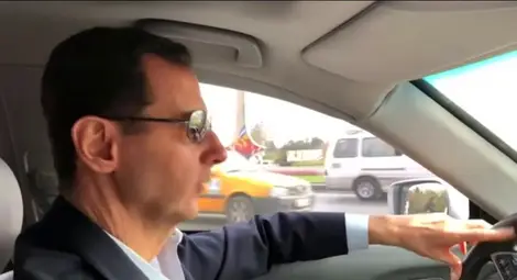 Башар Асад застана зад волана и си направи селфи