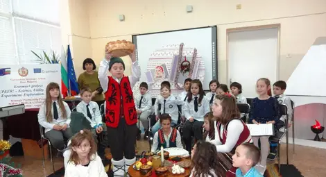 Зимни народни обичаи пресъздадоха малки ученици във &bdquo;Възраждане&ldquo;