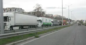 Втори ден километрични опашки на Дунав мост