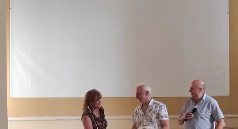 Директорът на библиотеката Теодора Евтимова поздравява Иван Станков и Стойо Вартоломеев. Снимка: Марина Братанова