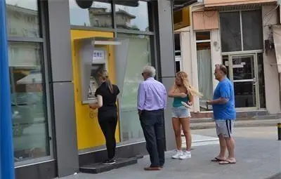 Гърци спасяват парите си, плащайки данъците си