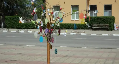 Великденско дърво с шарени яйца създава настроение в Ценово