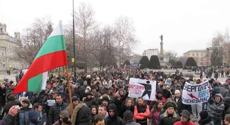 Хиляди скандираха „Мафия!“ и поискаха оставки Хиляди скандираха „Мафия!“ и поискаха оставки