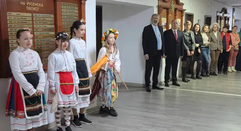 Малки лазарки от Мартен гостуваха в русенската областна администрация&nbsp;