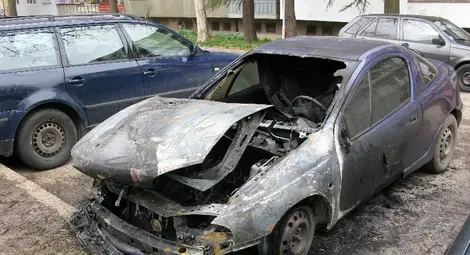 Дефект в инсталацията изпепели опел в &bdquo;Здравец&ldquo;