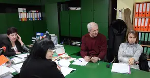 Найлон пази папките с документи на директора на здравната инспекция