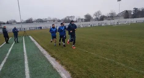 Боецът Миро Будинов поведе една от групите на загряващата тренировка.                        Снимки: Георги ХРИСТОВ