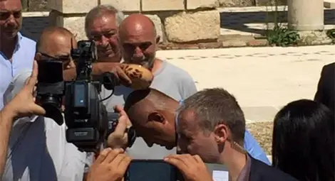 Божидар Димитров поля Борисов с вода от &bdquo;Свещения кладенец&rdquo; в Плиска