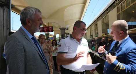 Драгомир Драганов посрещна легендарния влак „Ориент Експрес“ на Централната жп гара в Русе Драгомир Драганов посрещна легендарния влак „Ориент Експрес“ на Централната жп гара в Русе