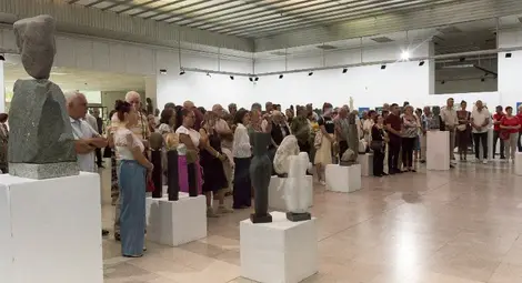 Да вдъхнеш светла болка на черния гранит... Да опитомиш реките на тайните... Зюхтю Калит знае как Да вдъхнеш светла болка на черния гранит... Да опитомиш реките на тайните... Зюхтю Калит знае как