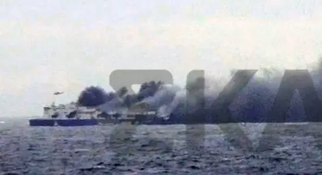 Горящият ферибот е неуправляем, приближава албанския бряг