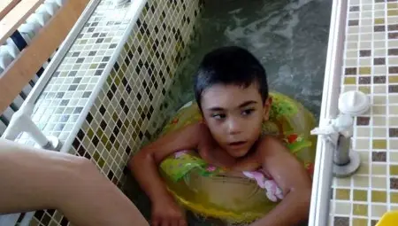 Любознателният Кристиян всеки ден открива света и търси пътища към мечтаното прохождане