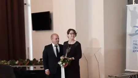 Цецка Маркова си сверява часовника със своите ученици