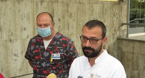 Хората са наплашени за идват в болницата, но лечението им не може и не трябва да спира, казват д-р Белколев и д- Генадиев. Снимка: Русе Медиа