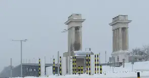 Румънски тираджия тръгнал да гази полицай на Дунав мост