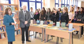 Проф.Ениманев дари 450 тома научна  литература на Русенския университет