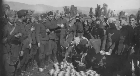 Разсипване на топлия обяд.