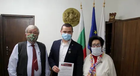 Мама Вася връчи юбилеен медал на кмета Пенчо Милков Мама Вася връчи юбилеен медал на кмета Пенчо Милков