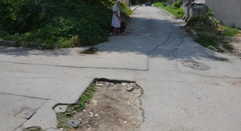 Дупка капан насред кръстовището  на &bdquo;Връшка чука&ldquo; и &bdquo;Казанлък&ldquo;