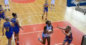 „Дунав 8806“ отпрати Тиа Люис, още една състезателка гледа към вратата