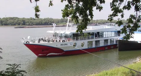 Кораб спря в Русе заради турист в критично състояние