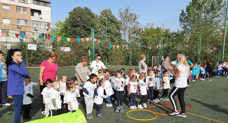 Повече от 350 деца от русенската градина "Снежанка" се включиха във &bdquo;Весел спортен празник&ldquo; /галерия/