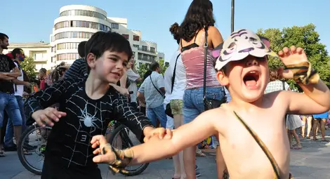 Карнавалът се мести в Доходното, ако днес следобед завали дъжд Карнавалът се мести в Доходното, ако днес следобед завали дъжд