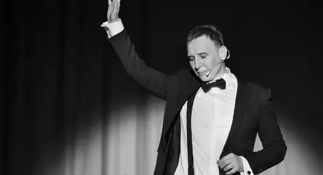 Виктор Калев идва в Русе с „Грамофонът“ - автобиографичен концерт-спектакъл Виктор Калев идва в Русе с „Грамофонът“ - автобиографичен концерт-спектакъл