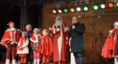 Джуджета и мажоретки доведоха загубилия се Дядо Коледа