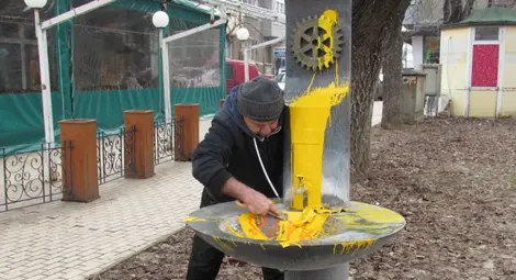 Вандалите не пожалиха и чешмичката на Ротари клуб срещу Халите Вандалите не пожалиха и чешмичката на Ротари клуб срещу Халите