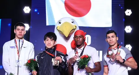 Росинов /първият вдясно/ при награжаването му в полския град Киелце. 	             Снимка: БФБ