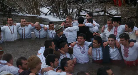На Йордановден ледената Тунджа "завря" под нозете на калоферци /галерия/