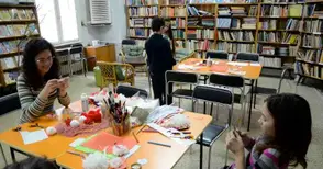 Сръчни детски ръце плетат мартенички в Библиотеката