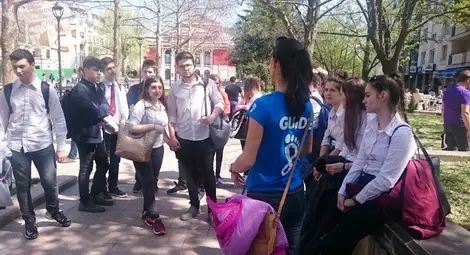 Ученици от Английската влизат  в ролята на туристически гидове