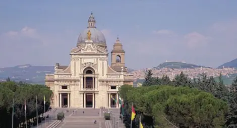 Базиликата &bdquo;Санта Мария дели Анджели&ldquo; (&bdquo;Блажена Дева Мария на ангелите&ldquo;) в град Асиз.