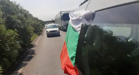 Протестно автошествие тръгна към Калотина, полицията го спря на Сливница