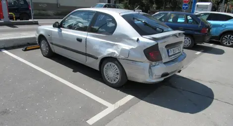 Джип помете павилион, кола и мотор и едва не влезе в &bdquo;Лидл&ldquo; заради объркване на газта със спирачката?