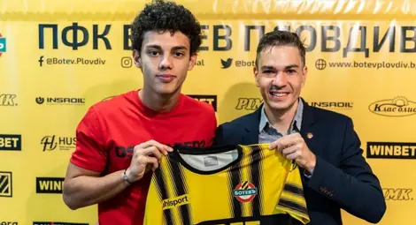 Нашето момче Бисер Бонев подписа с „Ботев“ /Пловдив/ първия си професионален договор, но сега играе като преотстъпен в „Крумовград“. Снимка: ФК „Ботев“ Нашето момче Бисер Бонев подписа с „Ботев“ /Пловдив/ първия си професионален договор, но сега играе като преотстъпен в „Крумовград“. Снимка: ФК „Ботев“