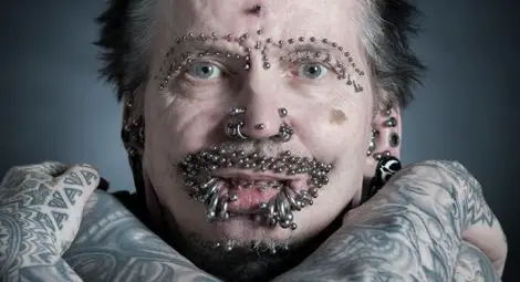 Дубай изгони германеца с 453 пиърсинга и два рога на главата Дубай изгони германеца с 453 пиърсинга и два рога на главата