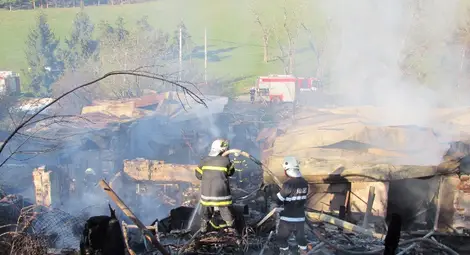 Пет пожарни гасиха пълна с газови бутилки къща в Хаджигенова чешма