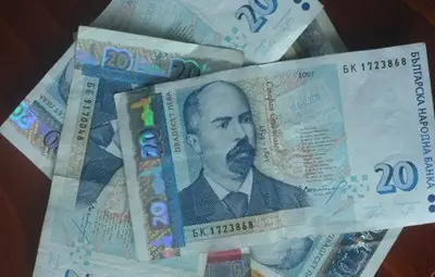 Евростат: Почти една пета от българите работят за малки заплати