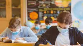 И учениците от 5 до 12 клас влизат в класните стаи от понеделник