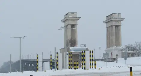 Румънски тираджия тръгнал да гази полицай на Дунав мост