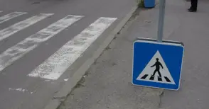 Мерцедес удари пресичаща на пешеходна пътека жена