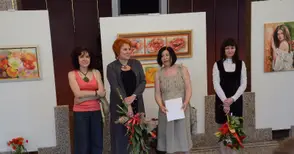 Макове в акварел и стъклопис превзеха фоайето на Доходното