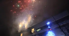 Мажоретки и духовият оркестър  доведоха Дядо Коледа при елхата