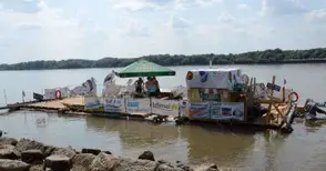 Сал с 11 души и две котки акостира под хотел „Рига“